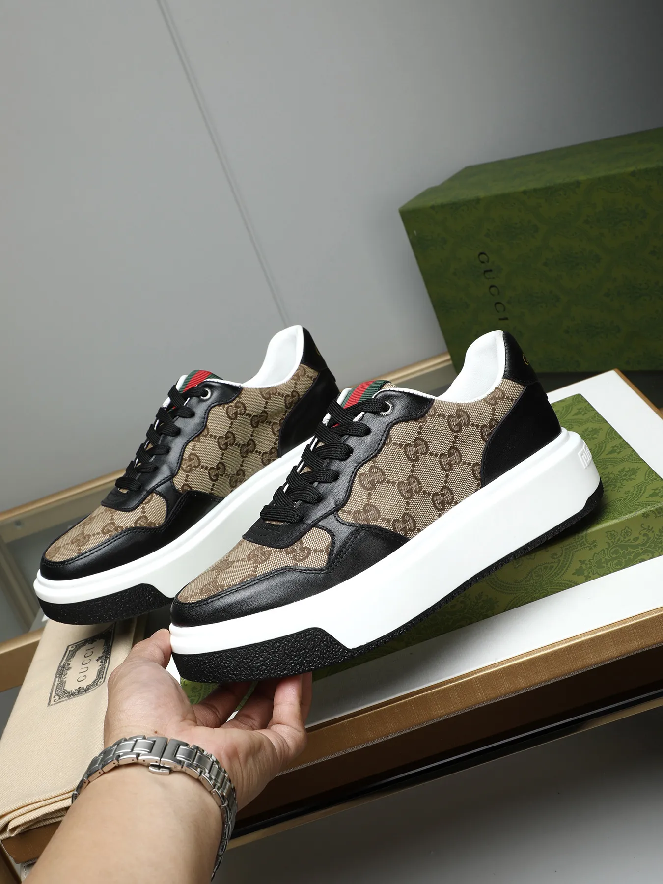 Men's shoes 💰480 New men's shoes GUCCI Fashion trend Made of first-layer calfskin ➕ washed sheep lining! The foot feels super comfortable and the workmanship is impeccable. Foam ultra-light outsole, size: 38-44 (45 customized) 4 colors to choose from!